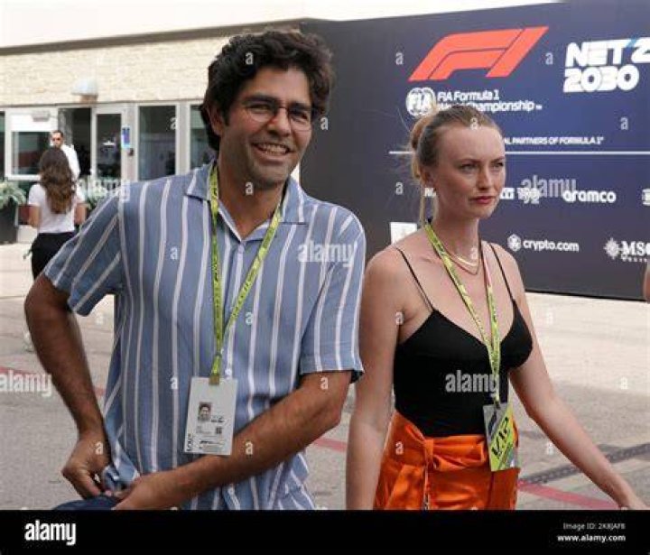 Adrian Grenier had a fling with an American model, Courtney Robertson, which she wrote in her tell-all book. How much salary does Grenier earn for a movie?