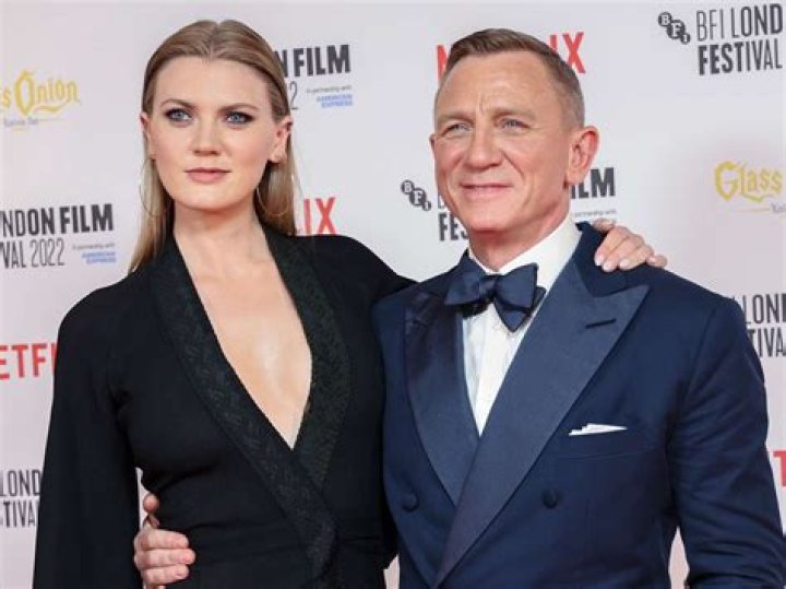 Ella Craig was in romantic relationship with Ben Hill.