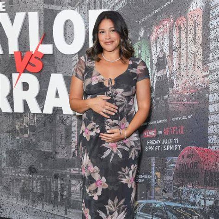 How tall is Gina Rodriguez?