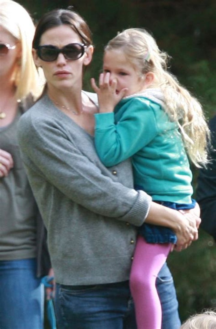 Jennifer Garner steps out with mid-tantrum Violet