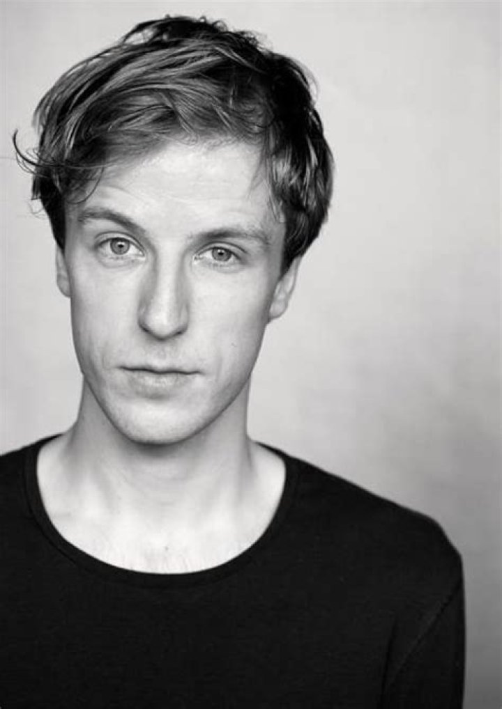 Oliver Gomm Bio (Wiki) 